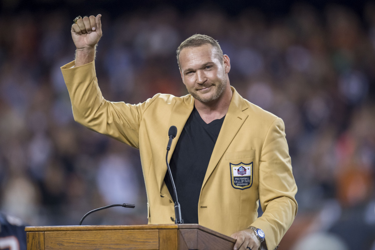 Brain Urlacher is one of the greatest Bears linebackers of all time.